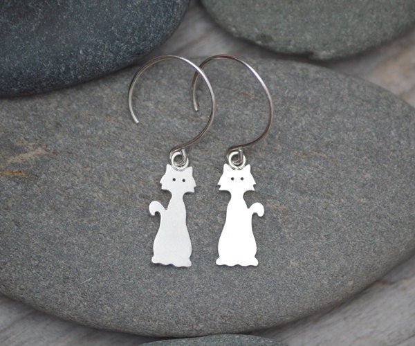 Cat Earrings in Sterling Silver, Kitten Dangle Earrings, Silver Cat Earrings