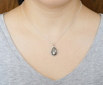 8.1ct Natural Bi Colour Sapphire Necklace in Olive and Cambridge Blue