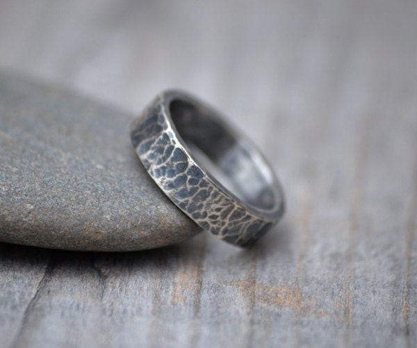 Hammered Effect Wedding Band in Black Silver, Personalized Wedding Band, 5.5mm Rustic Wedding Ring