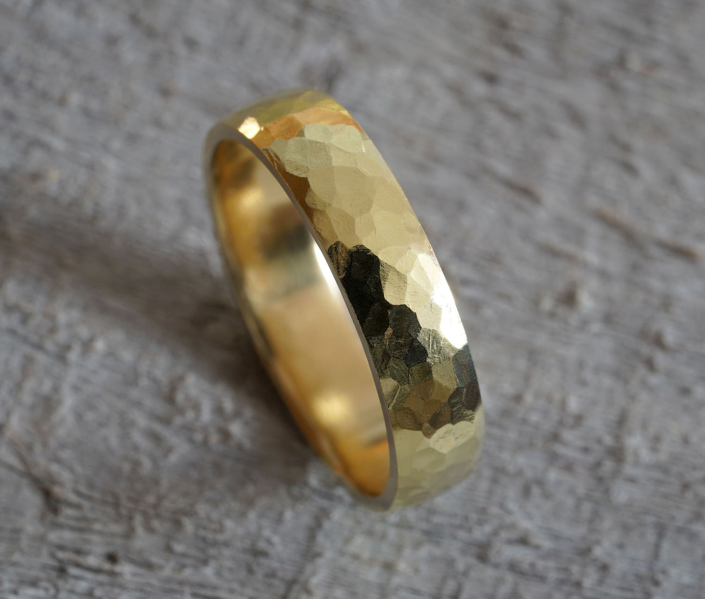 Hammered effect Wedding Ring in 18k Yellow Gold, Rustic Wedding Band, 18K Yellow Gold Wedding Ring, Made to Order